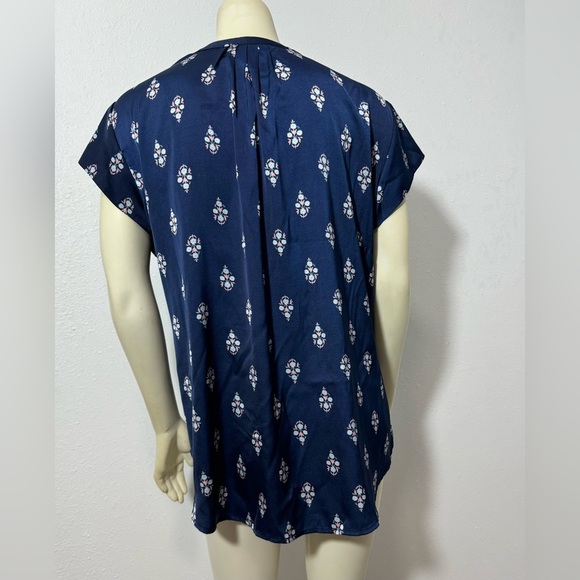 NWOT Liz Claiborne Satin Floral Tunic Blouse in Navy - Picture 3 of 12